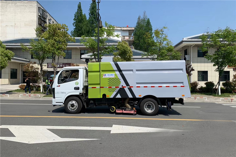 国六小多利卡5吨1水4尘吸尘车
